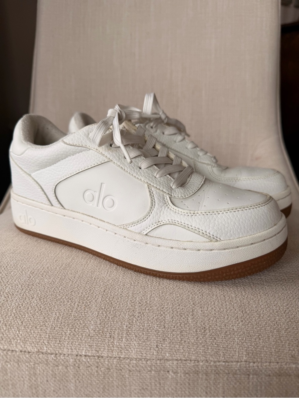ALO Recovery Mode Sneaker (unisex) Natural White with Gum Sole